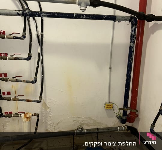 צינורות מים, שסתומים וכלי עבודה על הרצפה